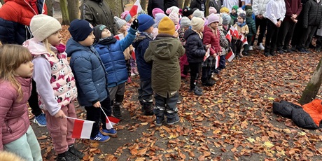 Powiększ grafikę: Motylki i Żuczki z wizytą w SP "Fregata" na uroczystości z okazji Dnia Niepodległości