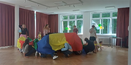 Powiększ grafikę: Motylki na festynie zorganizowanym przez Uniwersyteckie Liceum Ogólnokształcące