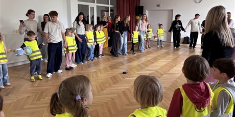Powiększ grafikę: Motylki na festynie zorganizowanym przez Uniwersyteckie Liceum Ogólnokształcące