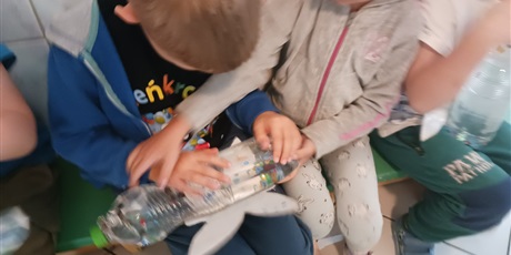 Powiększ grafikę: Motylki wykonują butelki sensoryczne - współpraca w parach. 