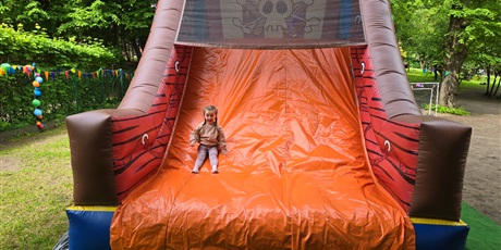 Powiększ grafikę: Obchody Dnia Dziecka - zabawy na dmuchańcu - Pszczółki