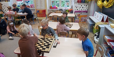 Ostatnie zajęcia szachowe z uczniami SP Fregata i pożegnanie