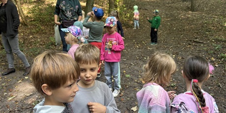 Powiększ grafikę: Przedszkolaki na spacerze do lasu w poszukiwaniu oznak jesieni