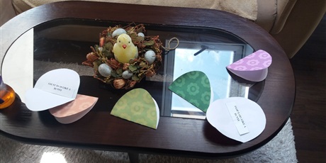 Powiększ grafikę: Przedszkolaki z Gwarnego Dworku uczą się angielskiego w domu!