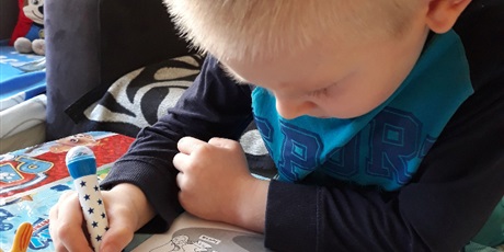 Powiększ grafikę: Przedszkolaki z Gwarnego Dworku uczą się angielskiego w domu!