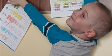 Powiększ grafikę: Przedszkolaki z Gwarnego Dworku uczą się angielskiego w domu!