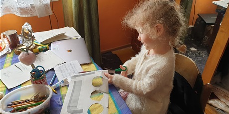 Powiększ grafikę: Przedszkolaki z Gwarnego Dworku uczą się angielskiego w domu!