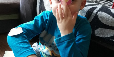 Powiększ grafikę: Przedszkolaki z Gwarnego Dworku uczą się angielskiego w domu!