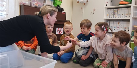 Powiększ grafikę: Spotkanie z kurczaczkami zorganizowane przez mamę Leona