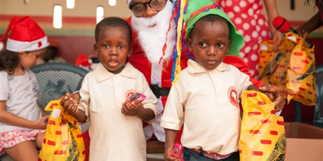 Powiększ grafikę: Święty Mikołaj dotarł do Ghany! 