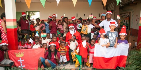 Powiększ grafikę: Święty Mikołaj dotarł do Ghany! 