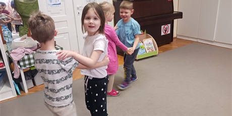 Powiększ grafikę: Tańce w Biedroneczkach