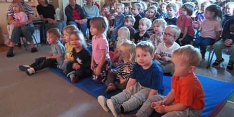 Powiększ grafikę: Teatr Qfer w naszym przedszkolu - spektakl pt. "Królewna Śnieżka"