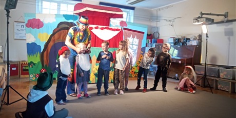 Powiększ grafikę: Teatr Qfer w naszym przedszkolu - spektakl pt. "Królewna Śnieżka"