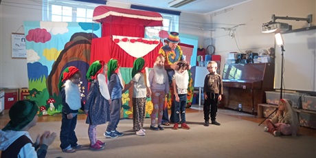 Powiększ grafikę: Teatr Qfer w naszym przedszkolu - spektakl pt. "Królewna Śnieżka" 