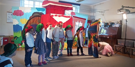 Powiększ grafikę: Teatr Qfer w naszym przedszkolu - spektakl pt. "Królewna Śnieżka"