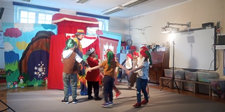 Powiększ grafikę: Teatr Qfer w naszym przedszkolu - spektakl pt. "Królewna Śnieżka"
