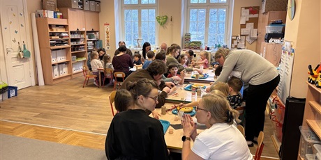 Wielkanocne warsztaty z rodzicami w grupie Motylków