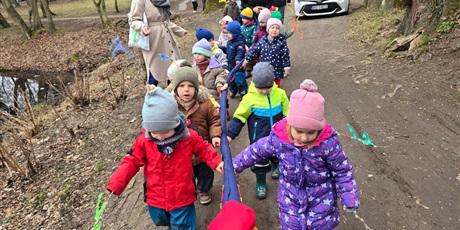 Powiększ grafikę: Wiosenny spacer przedszkolaków na Powitanie Wiosny