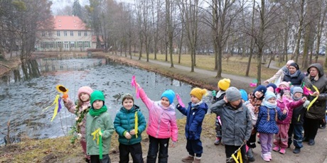 Powiększ grafikę: Wiosenny spacer przedszkolaków na Powitanie Wiosny