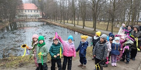 Powiększ grafikę: Wiosenny spacer przedszkolaków na Powitanie Wiosny