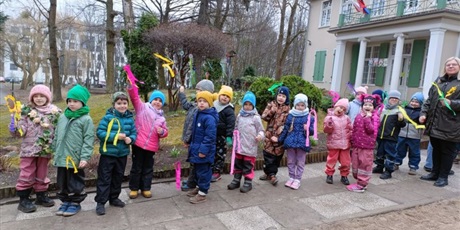 Powiększ grafikę: Wiosenny spacer przedszkolaków na Powitanie Wiosny