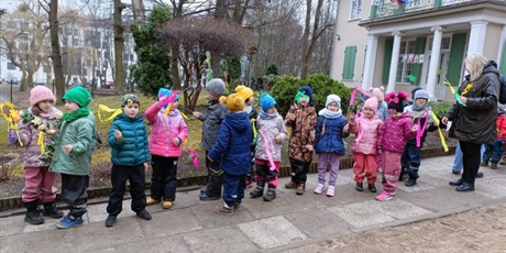 Powiększ grafikę: Wiosenny spacer przedszkolaków na Powitanie Wiosny