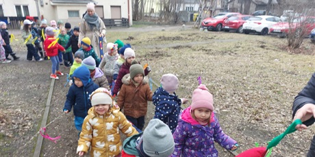 Powiększ grafikę: Wiosenny spacer przedszkolaków na Powitanie Wiosny