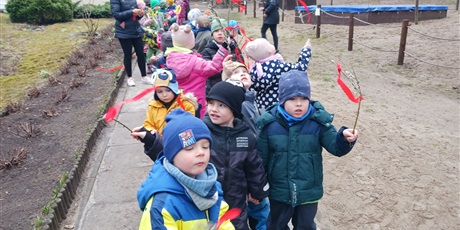 Powiększ grafikę: Wiosenny spacer przedszkolaków na Powitanie Wiosny