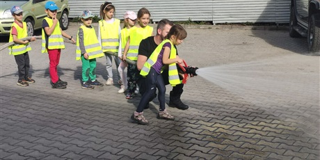 Powiększ grafikę: Wycieczka do Straży Pożarnej - Motylki i Żuczki