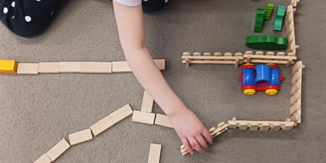 Zabawy dowolne i manualne w Biedroneczkach w czasie ferii