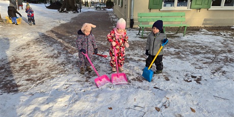 Powiększ grafikę: Zabawy na śniegu w Gwarnym Dworku