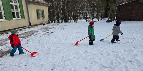 Powiększ grafikę: Zabawy na śniegu w Gwarnym Dworku