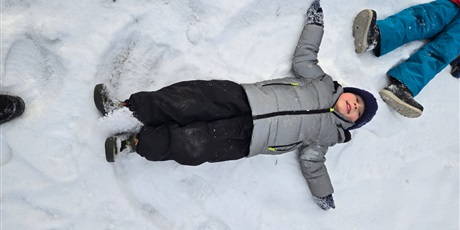 Powiększ grafikę: Zabawy na śniegu w Gwarnym Dworku