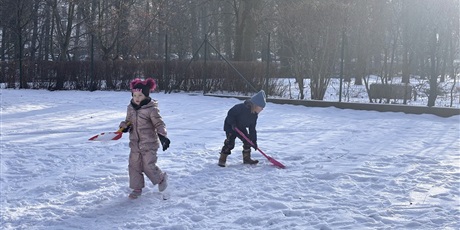 Powiększ grafikę: Zabawy na śniegu w Gwarnym Dworku