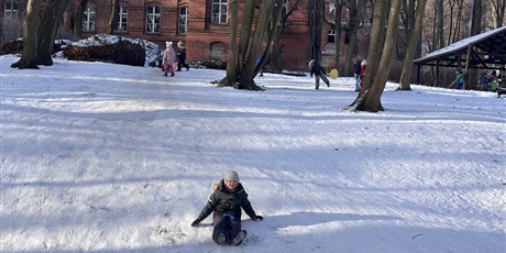 Powiększ grafikę: Zabawy na śniegu w Gwarnym Dworku