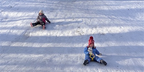 Powiększ grafikę: Zabawy na śniegu w Gwarnym Dworku