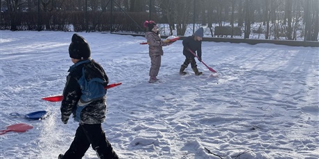 Powiększ grafikę: Zabawy na śniegu w Gwarnym Dworku