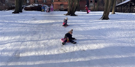 Powiększ grafikę: Zabawy na śniegu w Gwarnym Dworku