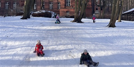 Powiększ grafikę: Zabawy na śniegu w Gwarnym Dworku