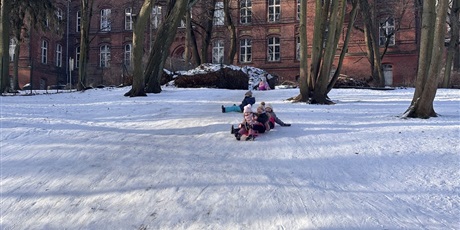Powiększ grafikę: Zabawy na śniegu w Gwarnym Dworku
