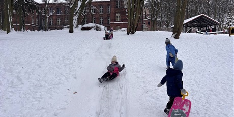 Powiększ grafikę: Zabawy na śniegu w Gwarnym Dworku