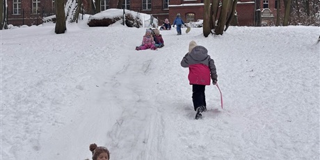 Powiększ grafikę: Zabawy na śniegu w Gwarnym Dworku