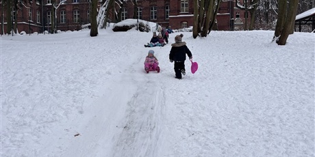 Powiększ grafikę: Zabawy na śniegu w Gwarnym Dworku