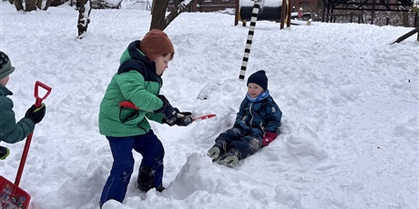 Powiększ grafikę: Zabawy na śniegu w Gwarnym Dworku