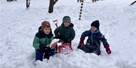Zabawy na śniegu w Gwarnym Dworku 