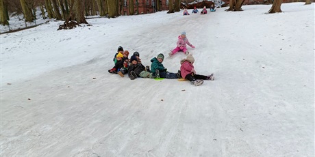 Powiększ grafikę: Zabawy na śniegu w Gwarnym Dworku