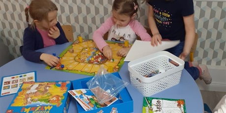 Powiększ grafikę: Zabawy na strychu "U Karolci" - Motylki - 10.12.2019 r.