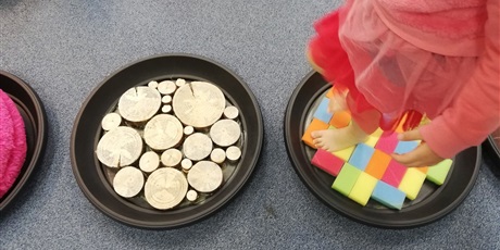 Powiększ grafikę: Zabawy ruchowo-sensoryczne u Biedronek