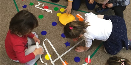 Powiększ grafikę: Zabawy w sali i dekorowanie choinki w Pszczółkach